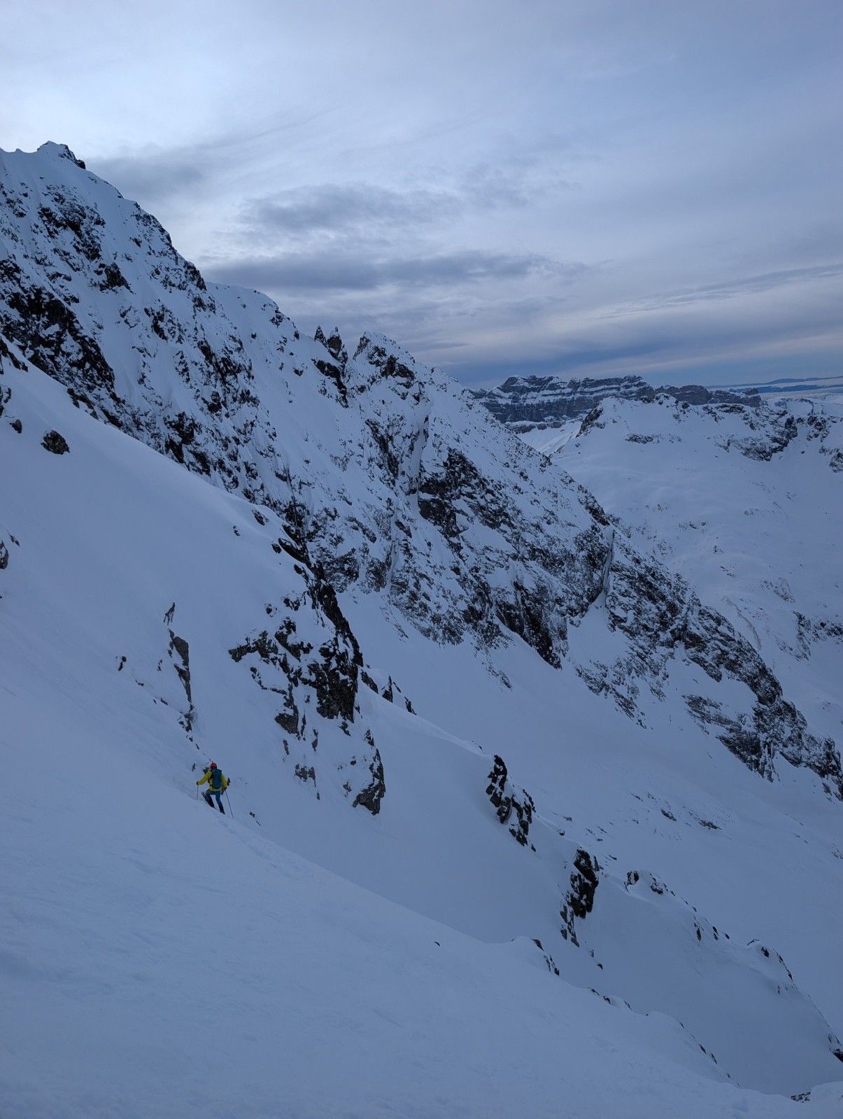 #8 Haut du dernier (à la descente) couloir E sous tête Plate. Un système à repérer à la montée Haut du dernier (à la descente) couloir E sous tête Plate. Un système à repérer à la montée