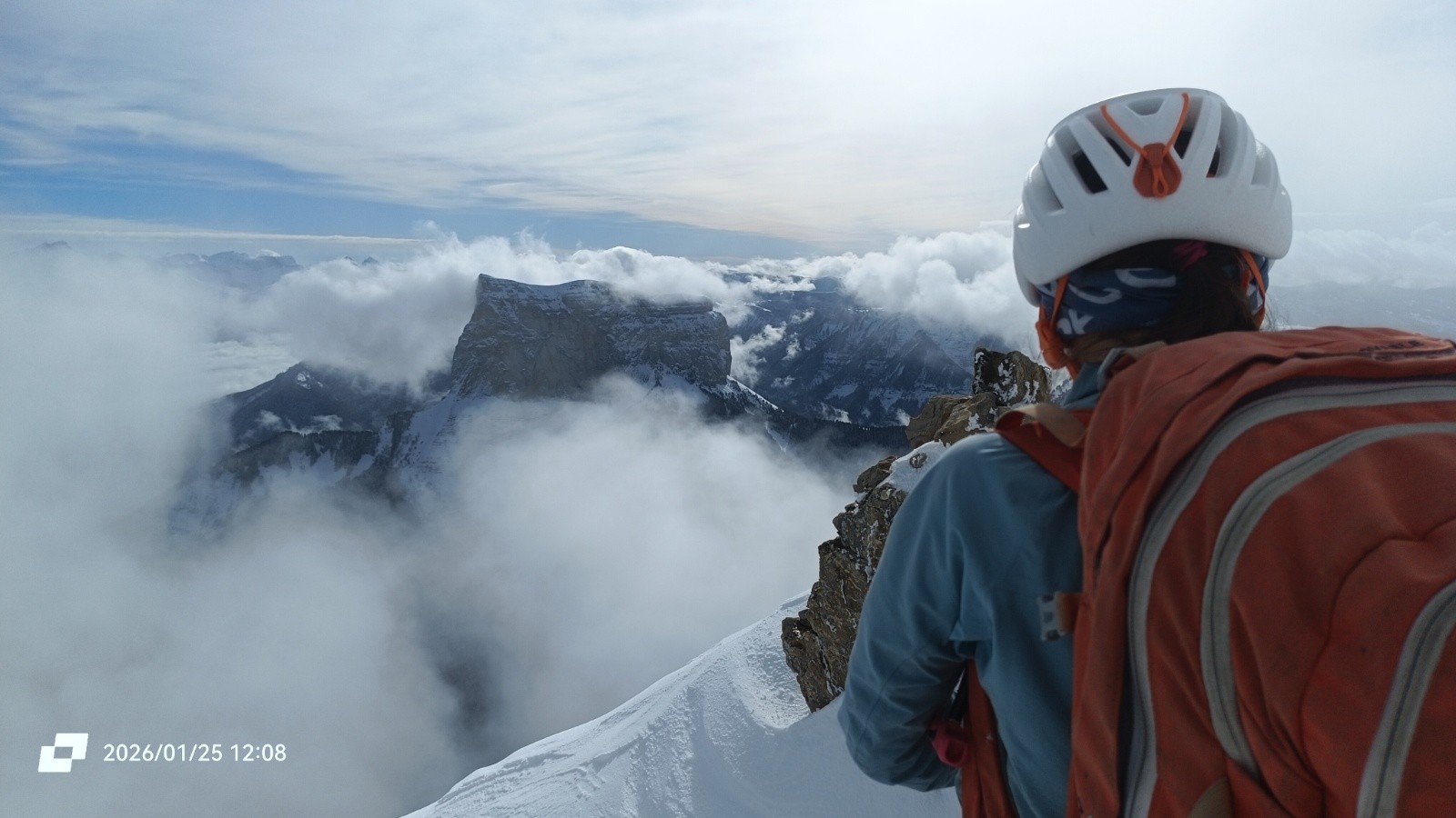 Le Mont Aiguille joue avec les nuages 