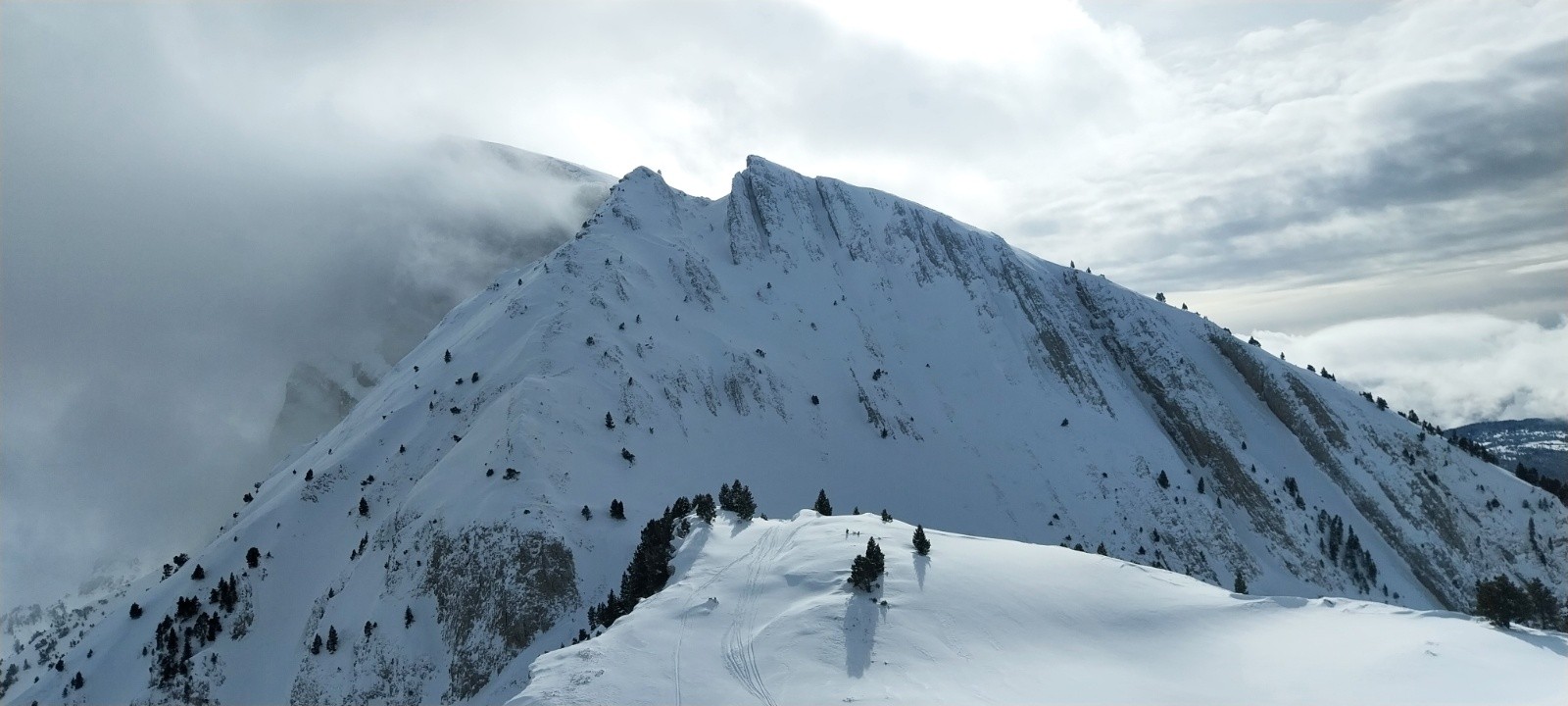 &nbsp;montée par la crête à gauche (vue de pierre blanche)