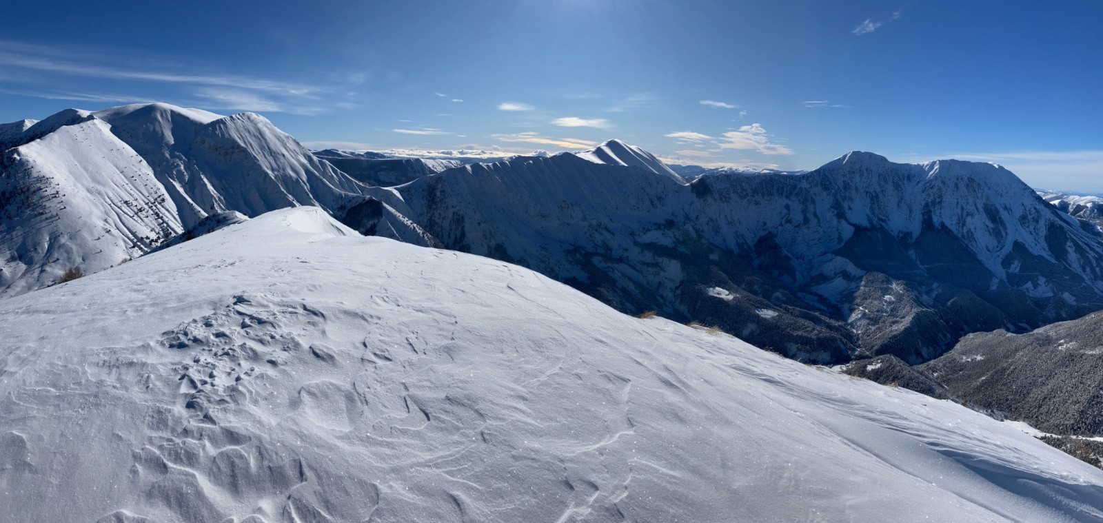 Pano sur boules et cheval blanc