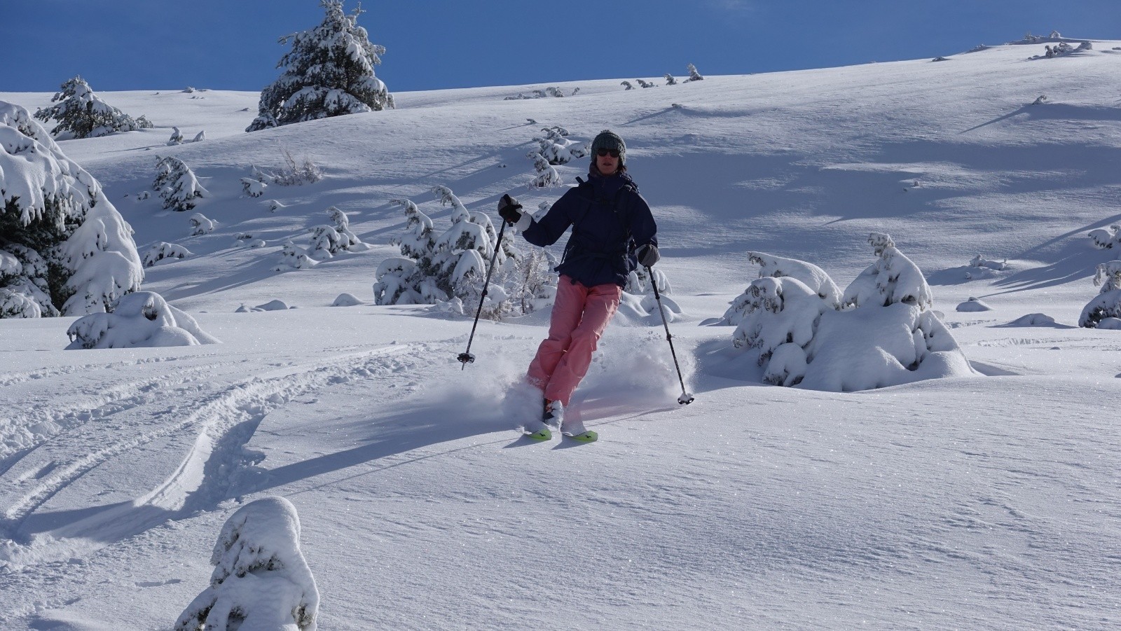 Delphine avec toujours une bonne poudreuse