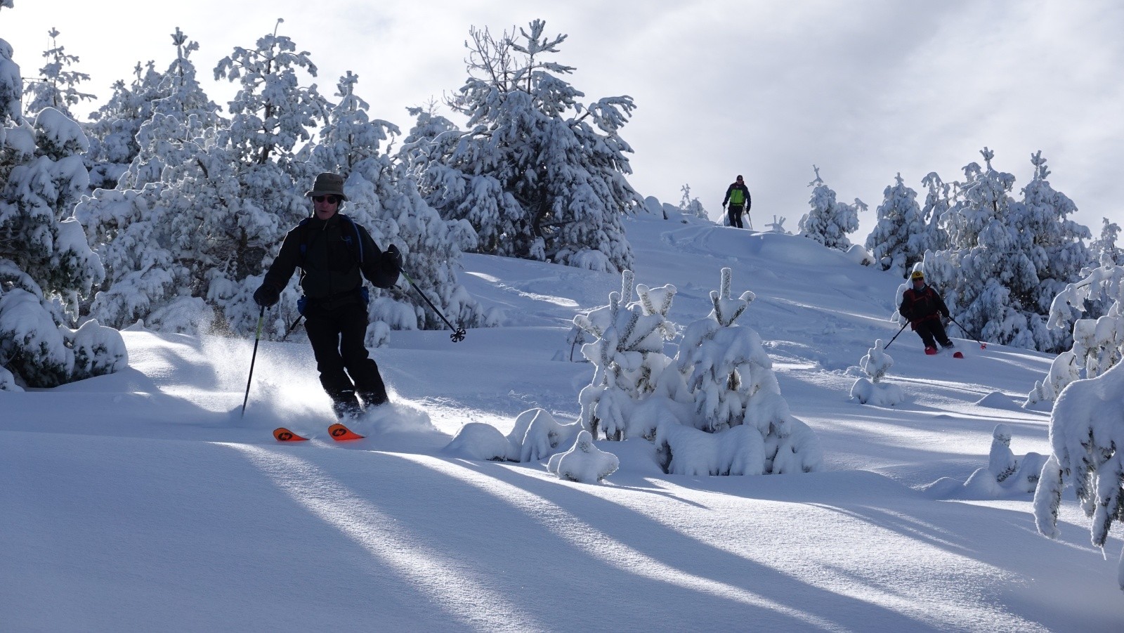Nous descendons en versant Nord bien poudreux