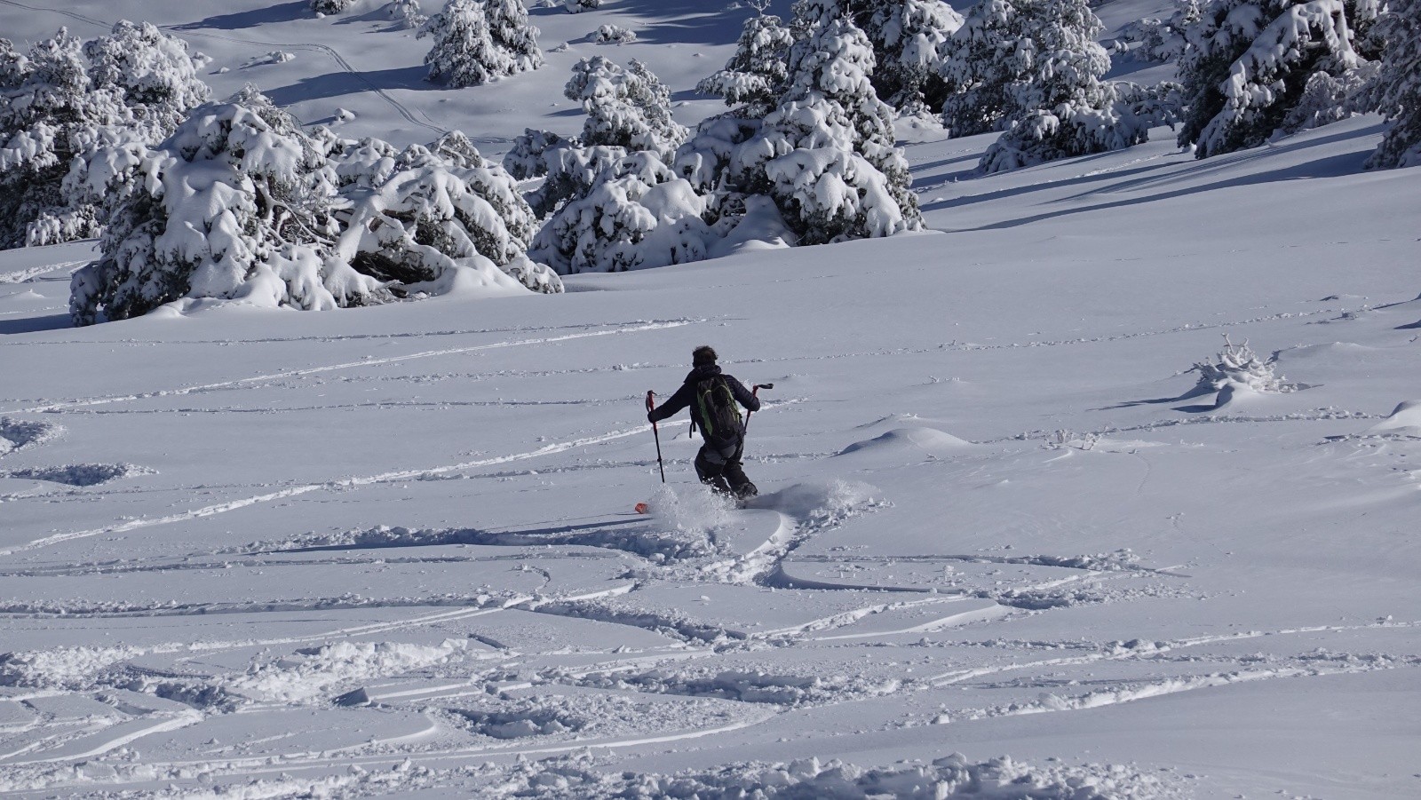 Eric descend en versant Est