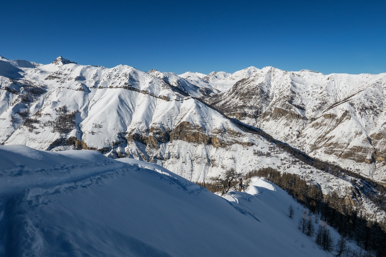Dans le rétro, la crête de Merdabuel&nbsp;&nbsp;