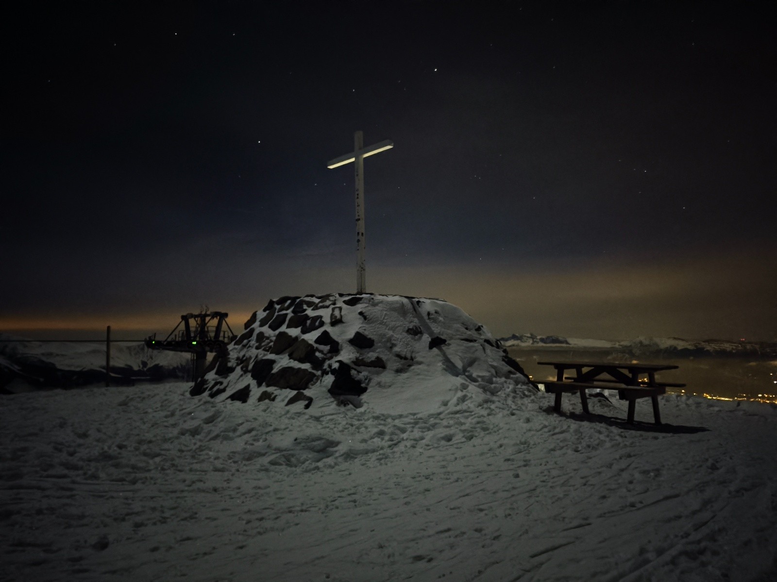 Pour infos, la croix est éclairer par la frontale d'un randonneur positionnée derrière.