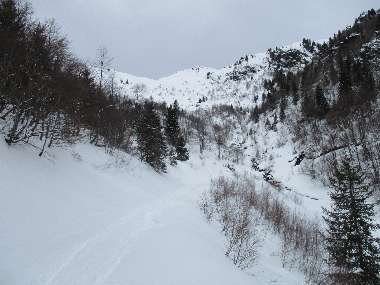 chemin d'accès au dessus du village