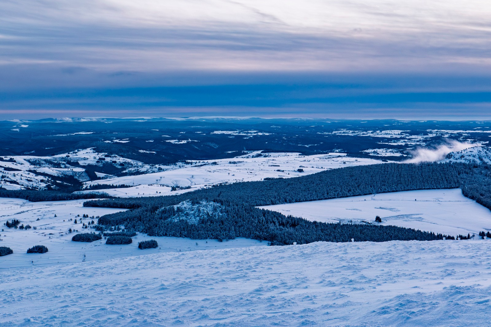 Couvert à l'Ouest/Sud Ouest les couleurs s'estompent. Mont Lozère au fond?