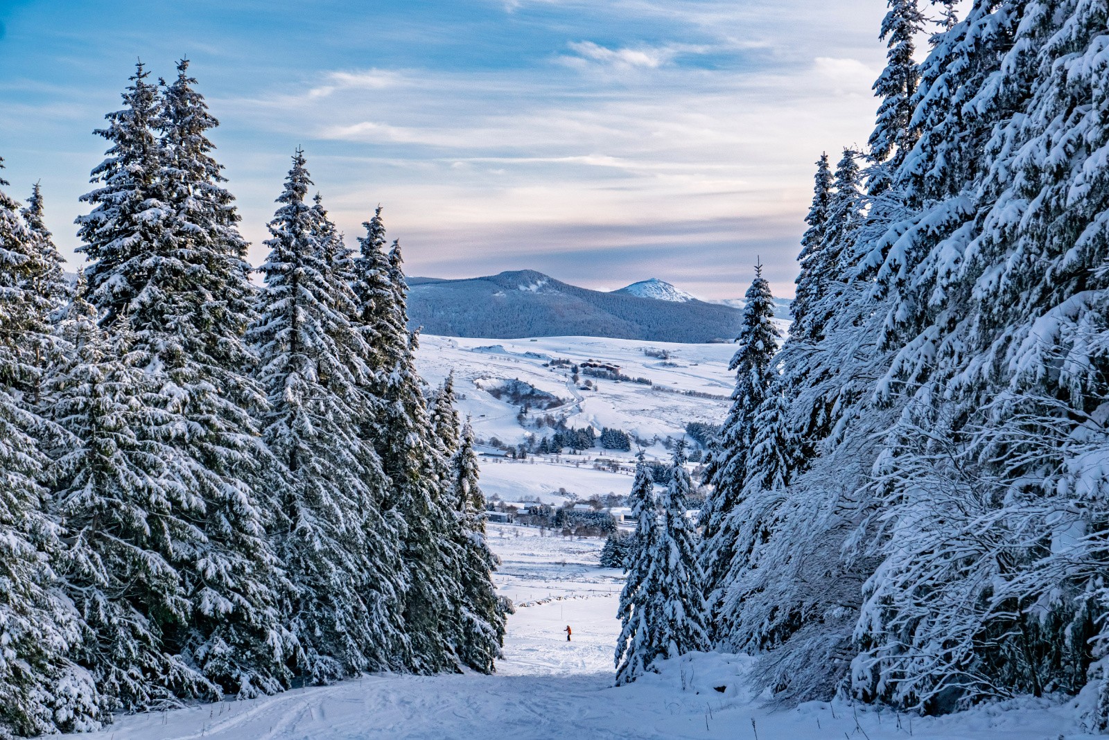 La rouge et les Estables, une personne passe sur la piste de fond