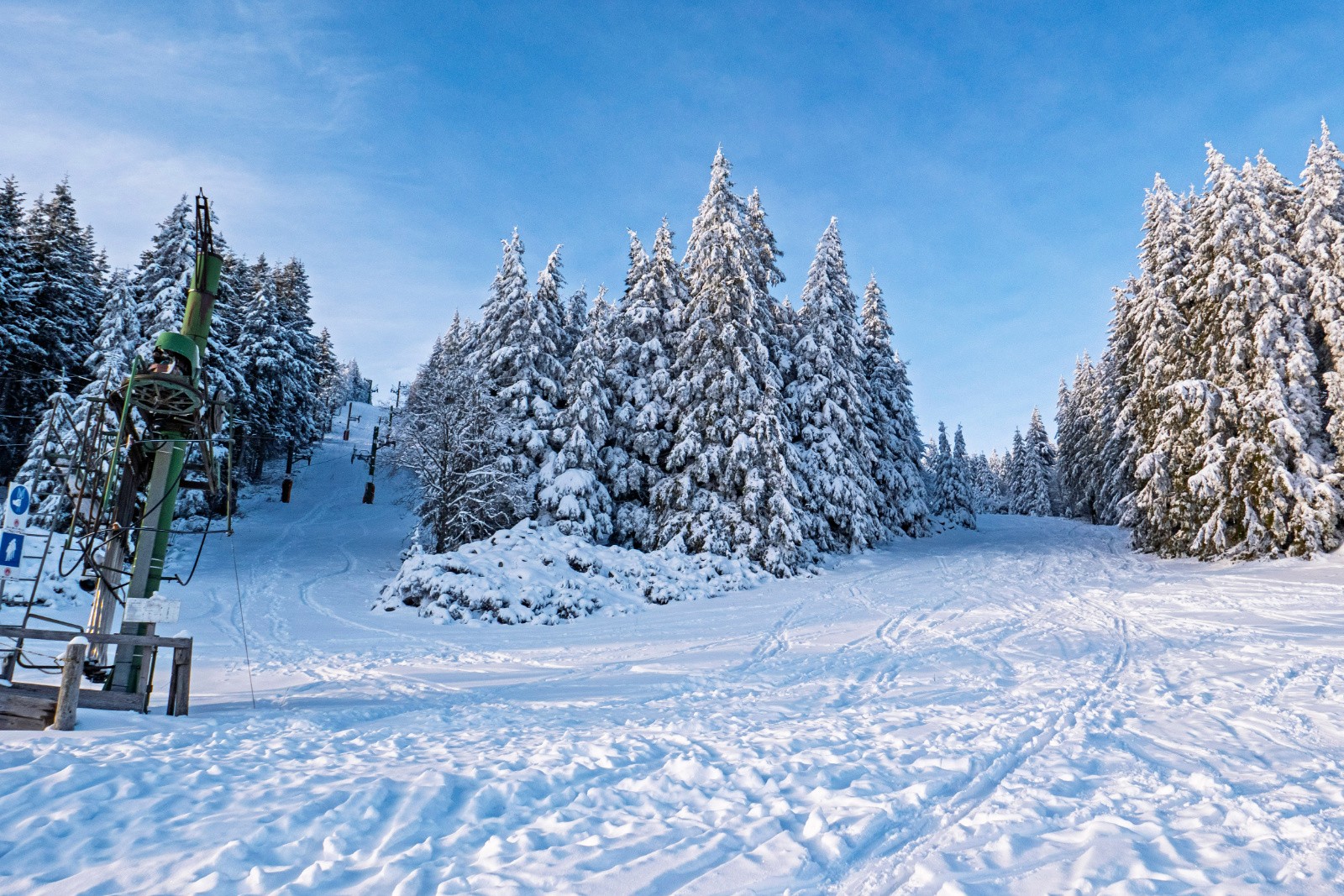 Montée à droite par la rouge, descente sera à gauche sous les téléskis