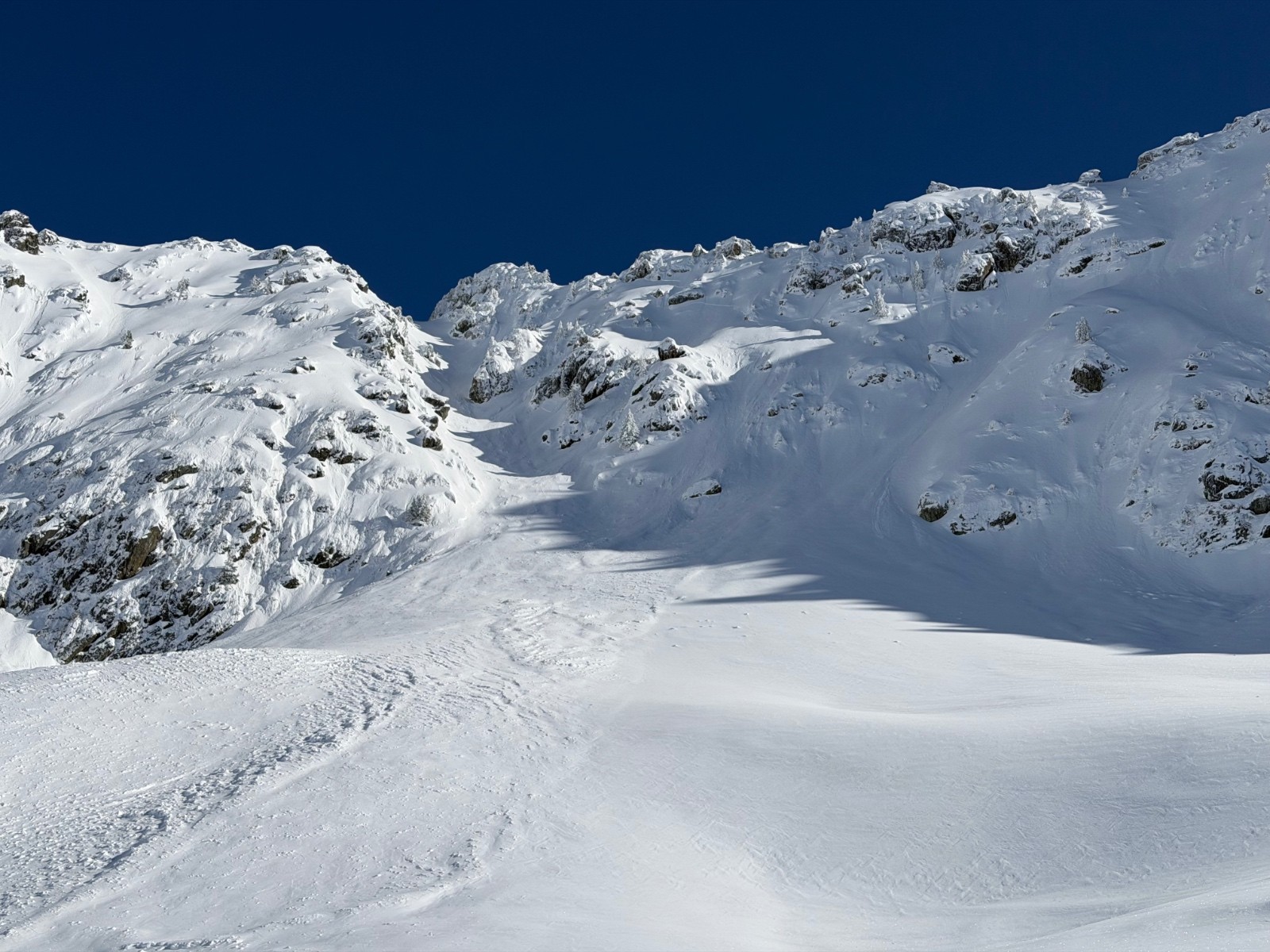 Parti dans les rochers à D, la coulée a emporté la neige récente dans le couloir.&nbsp;