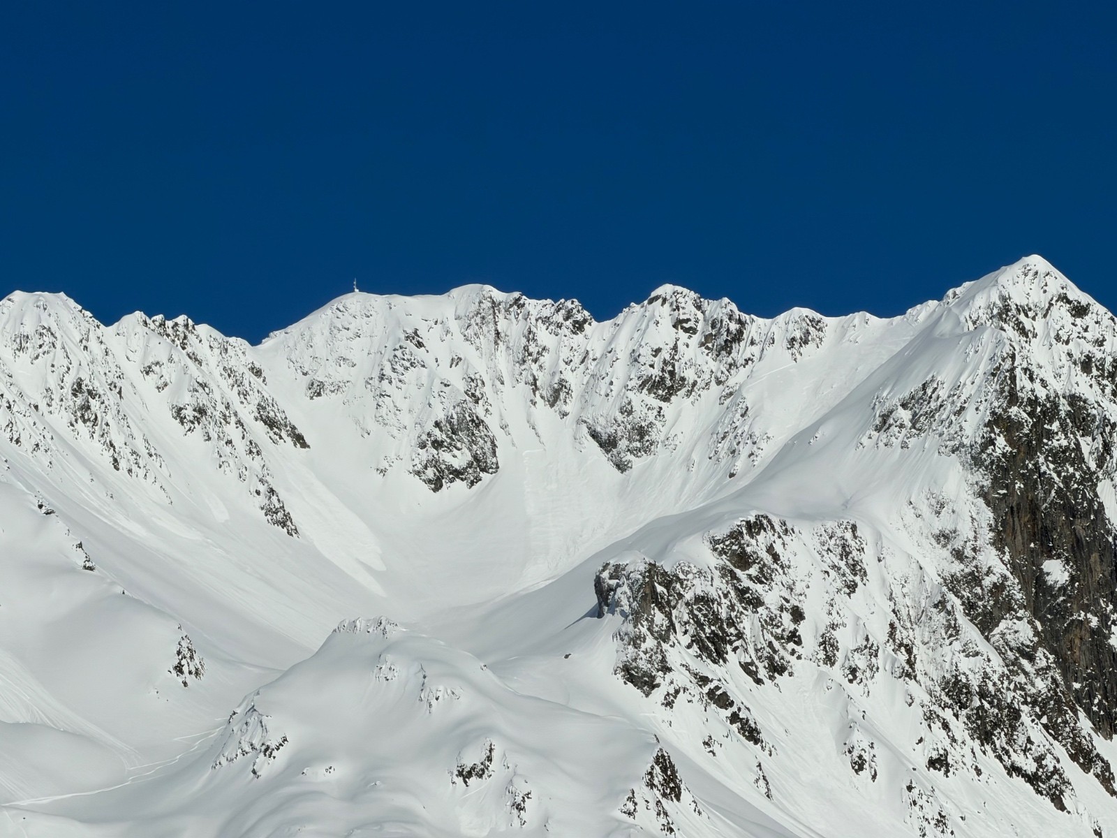 Secteur Belle Etoile : Coulées de fonte en SE et plaques en Ouest. Une trace s'arrête prudemment à l'entrée du cirque.