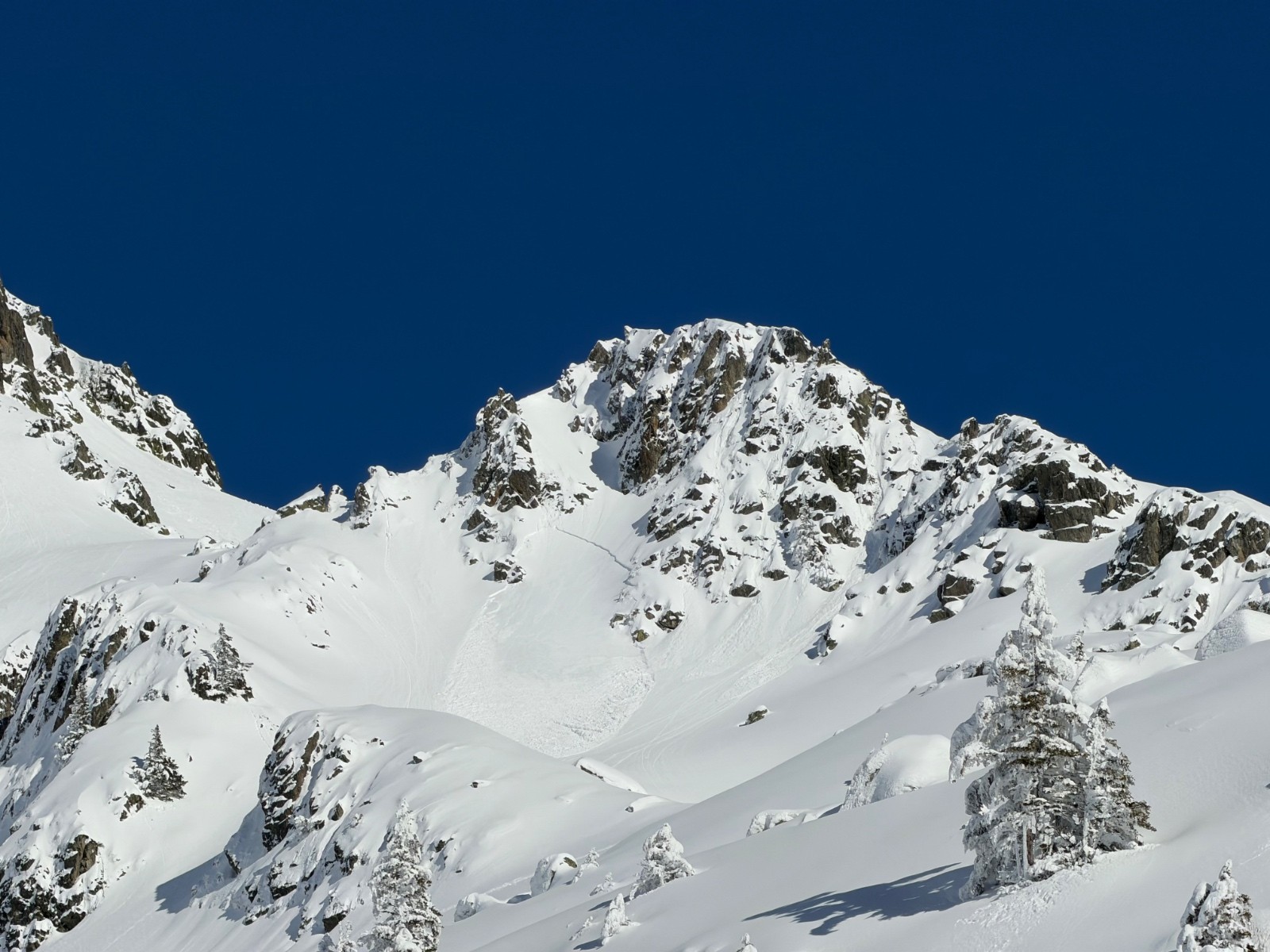 Ici aussi c’est parti (rochers à gauche en montant à l’Aigleton)