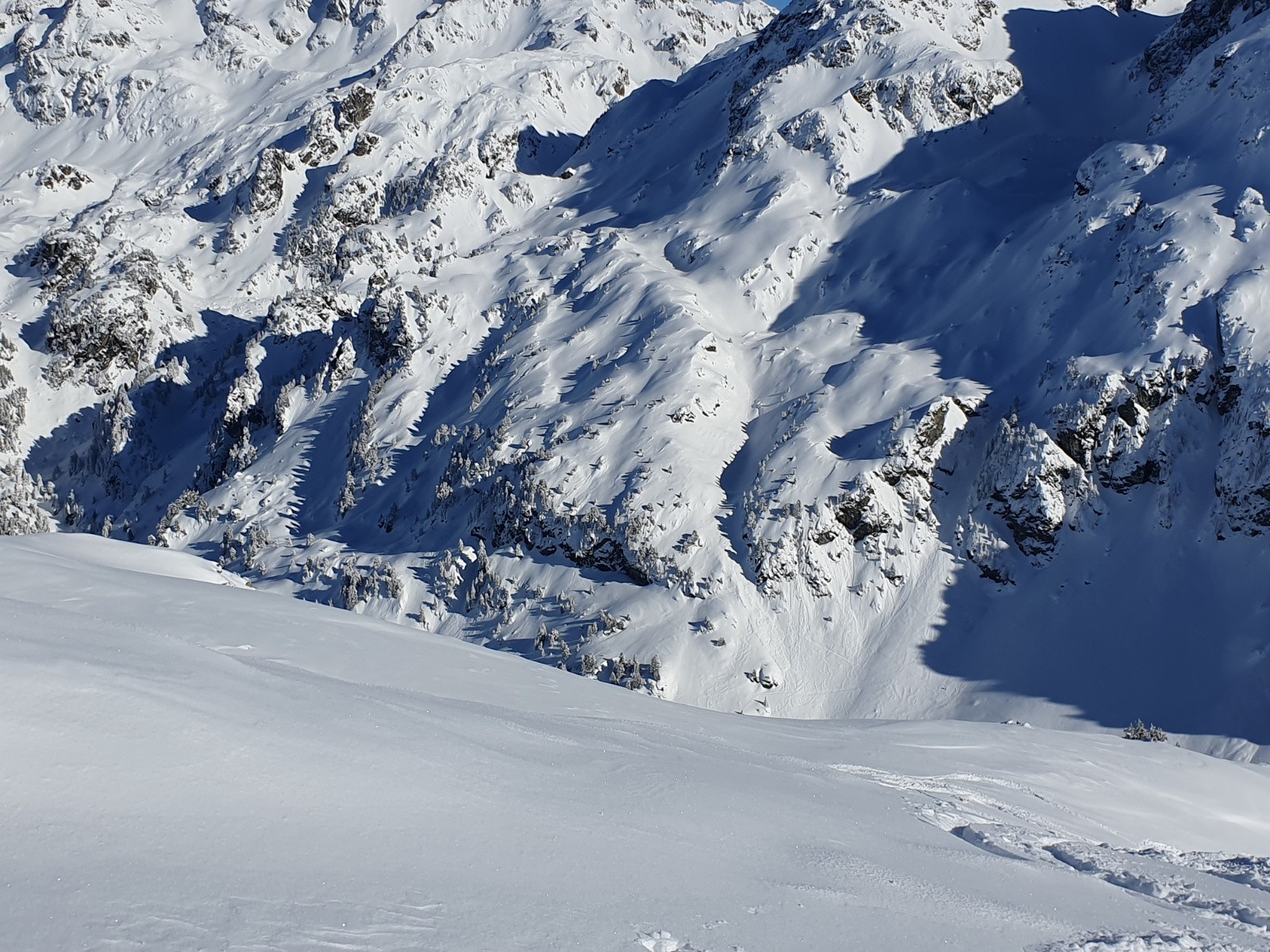 des pentes, des sapins et des boules, et un traçage en cours vers Jasse Bralard