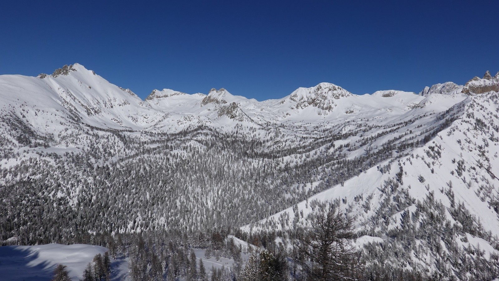 Panorama depuis la Pointe Giegn, Tête des Tablasses, Cime de Frémamorte et Argentera