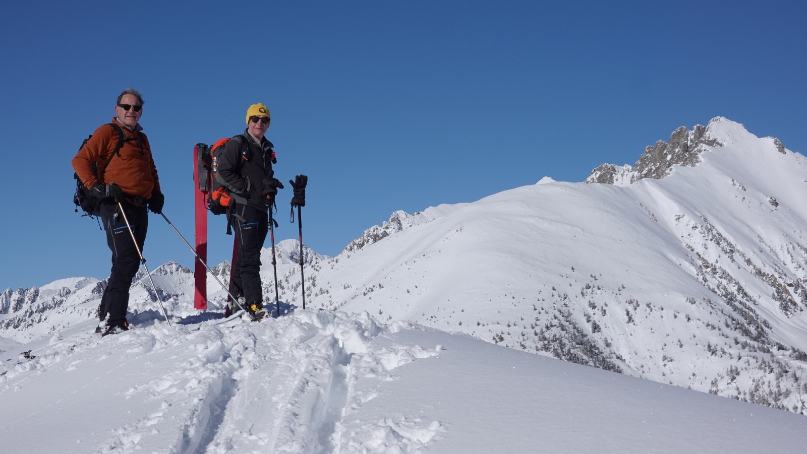 Bubu et Jean-Marie au sommet sur fond de Pointe Giegn
