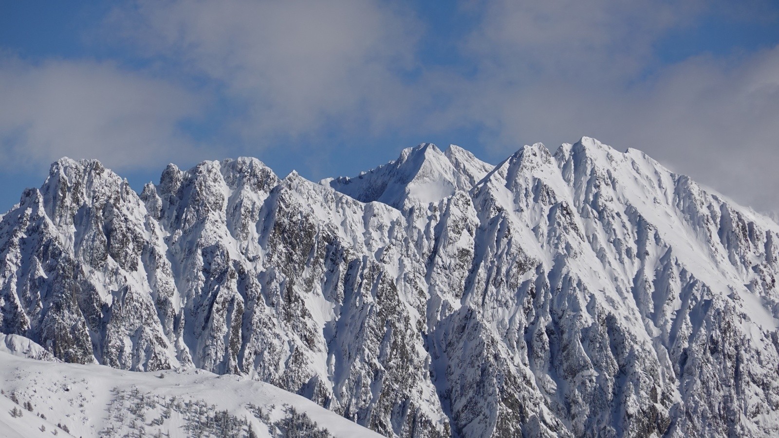 Panorama au téléobjectif sur le Pélago et la Cime du Gélas au milieu