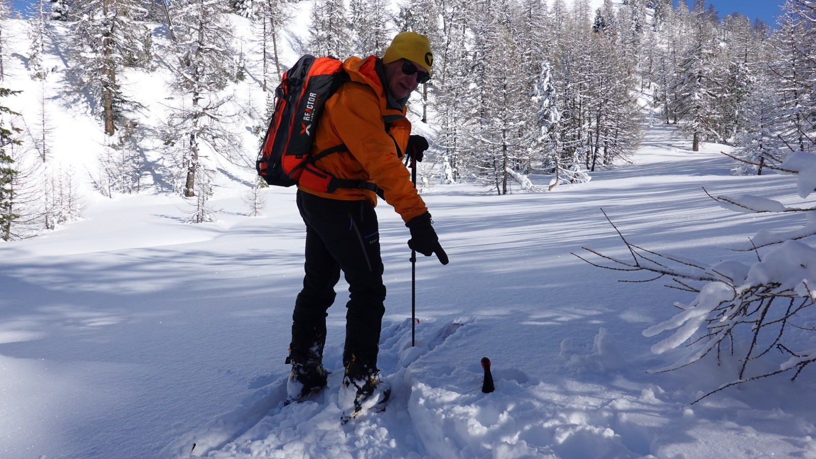 Le bâton de Jean-Marie entièrement enfoncé dans la neige