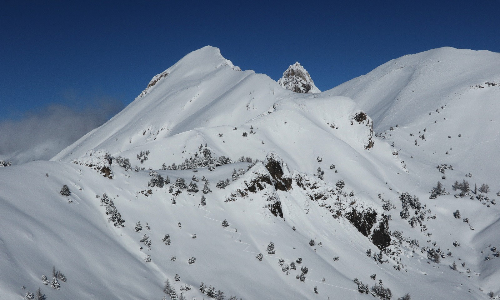 Le Roc de Garnesier pointe entre la Tête de Garnesier et la Tête des Ormans&nbsp;
