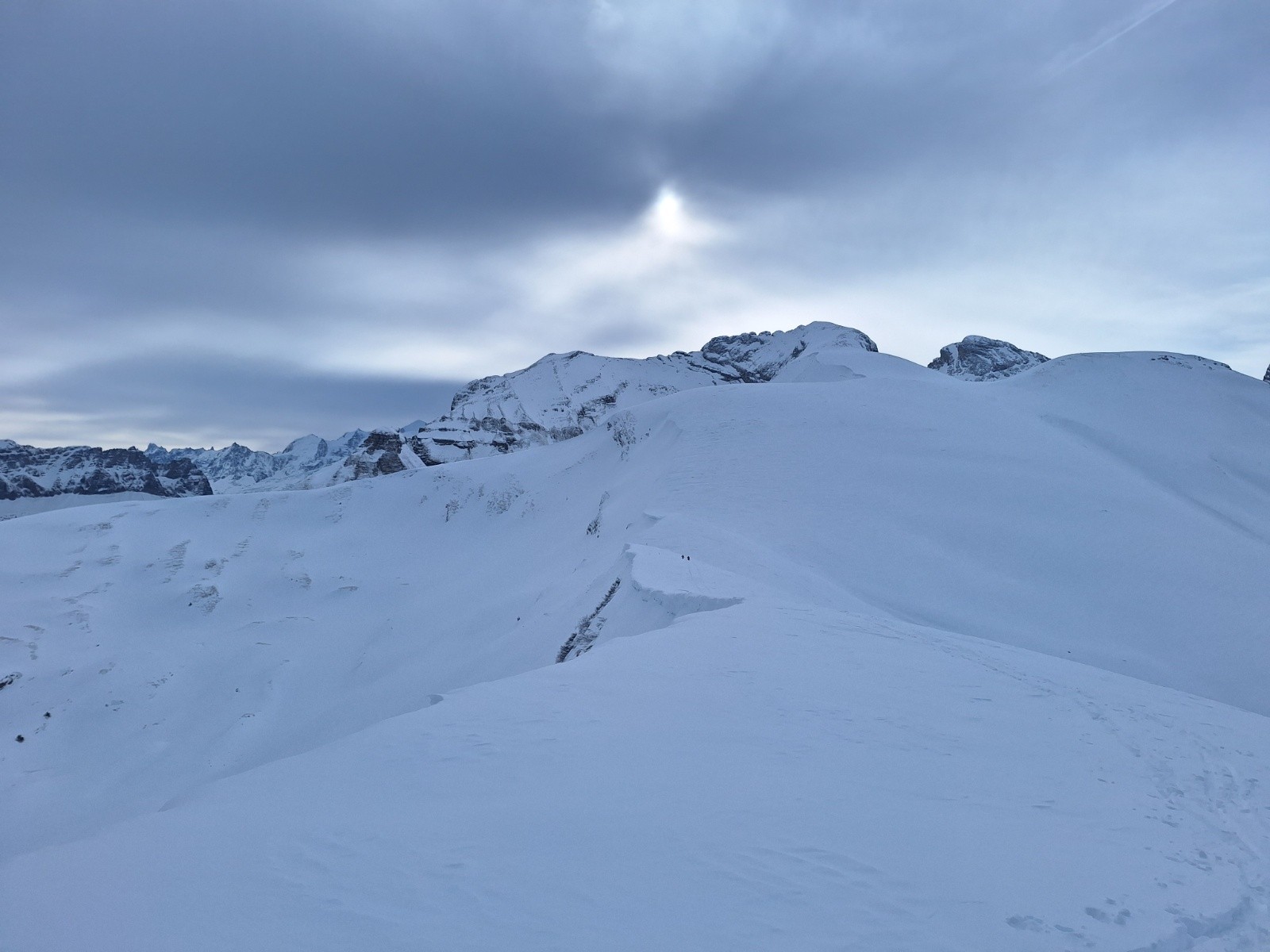 Sommet de la Pointe du Château... encore bien voilé! Vue sur la Tête du Château et les Arbennes