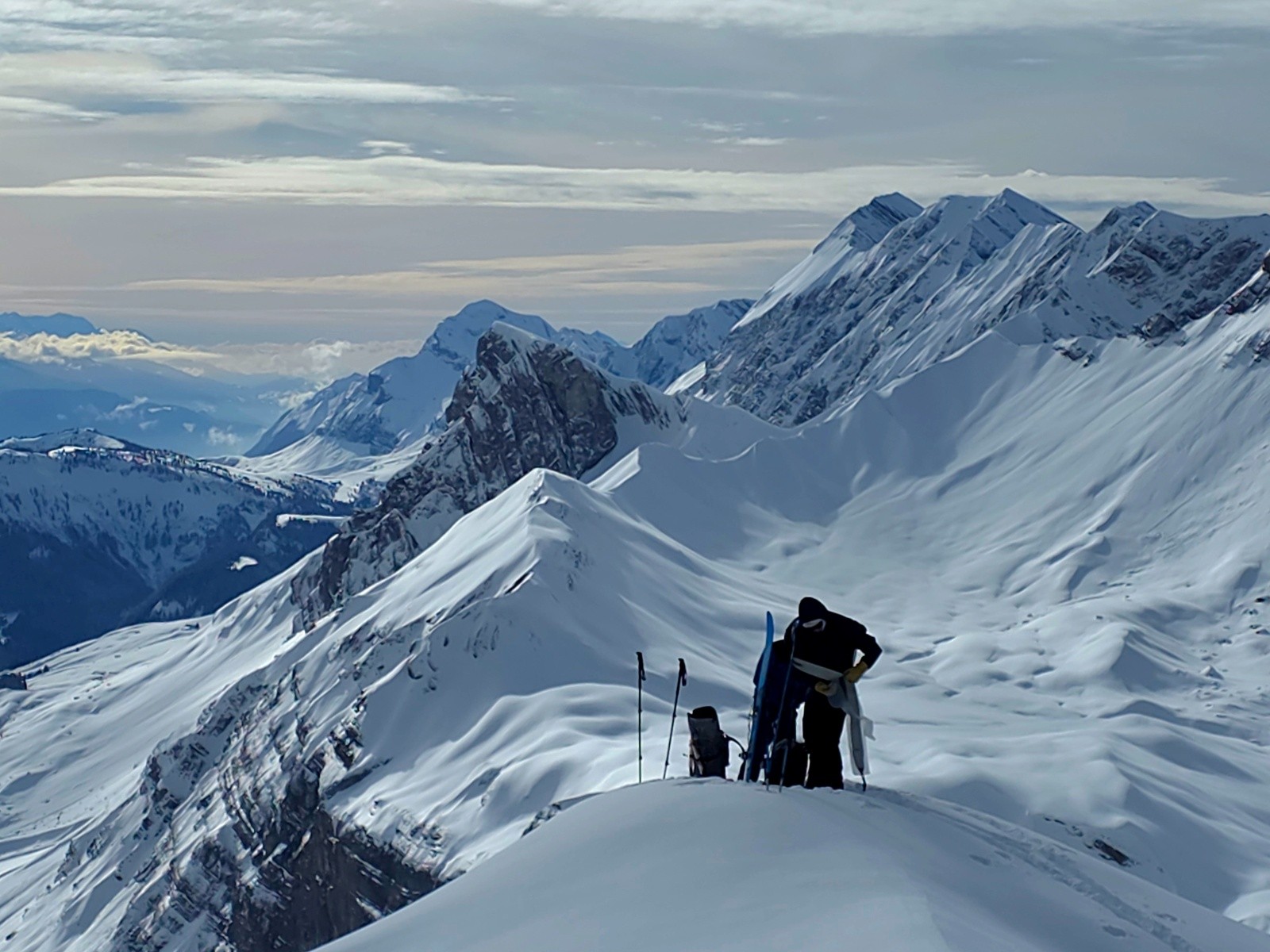 &nbsp;Sommet. Vu sur la combe des Fours et les Aravis