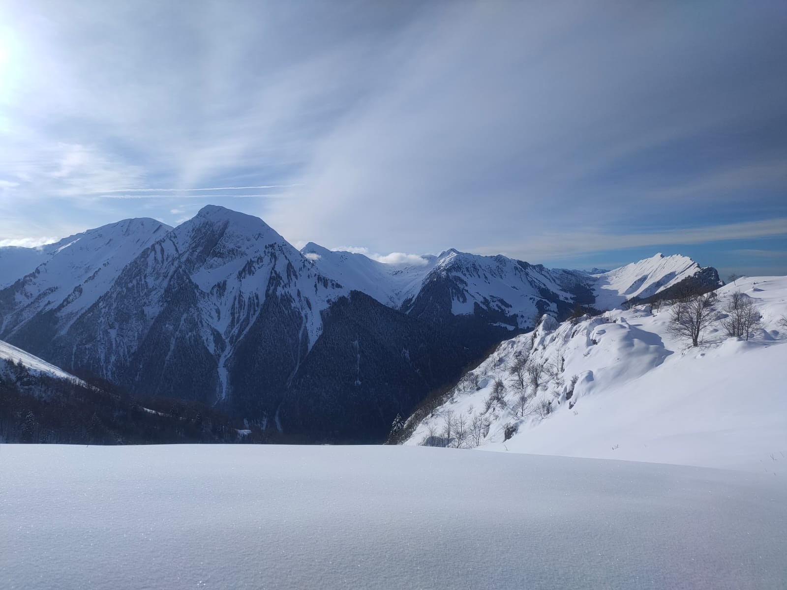 Vue sur la dent d'arclusaz et la pointe des arlicots / mont pécloz