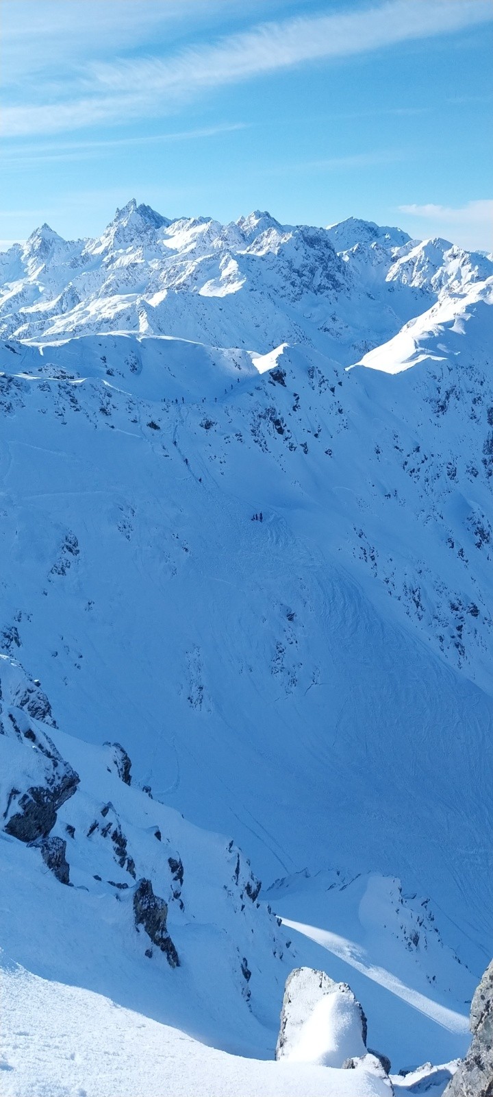 athlètes sous le regard du grand pic