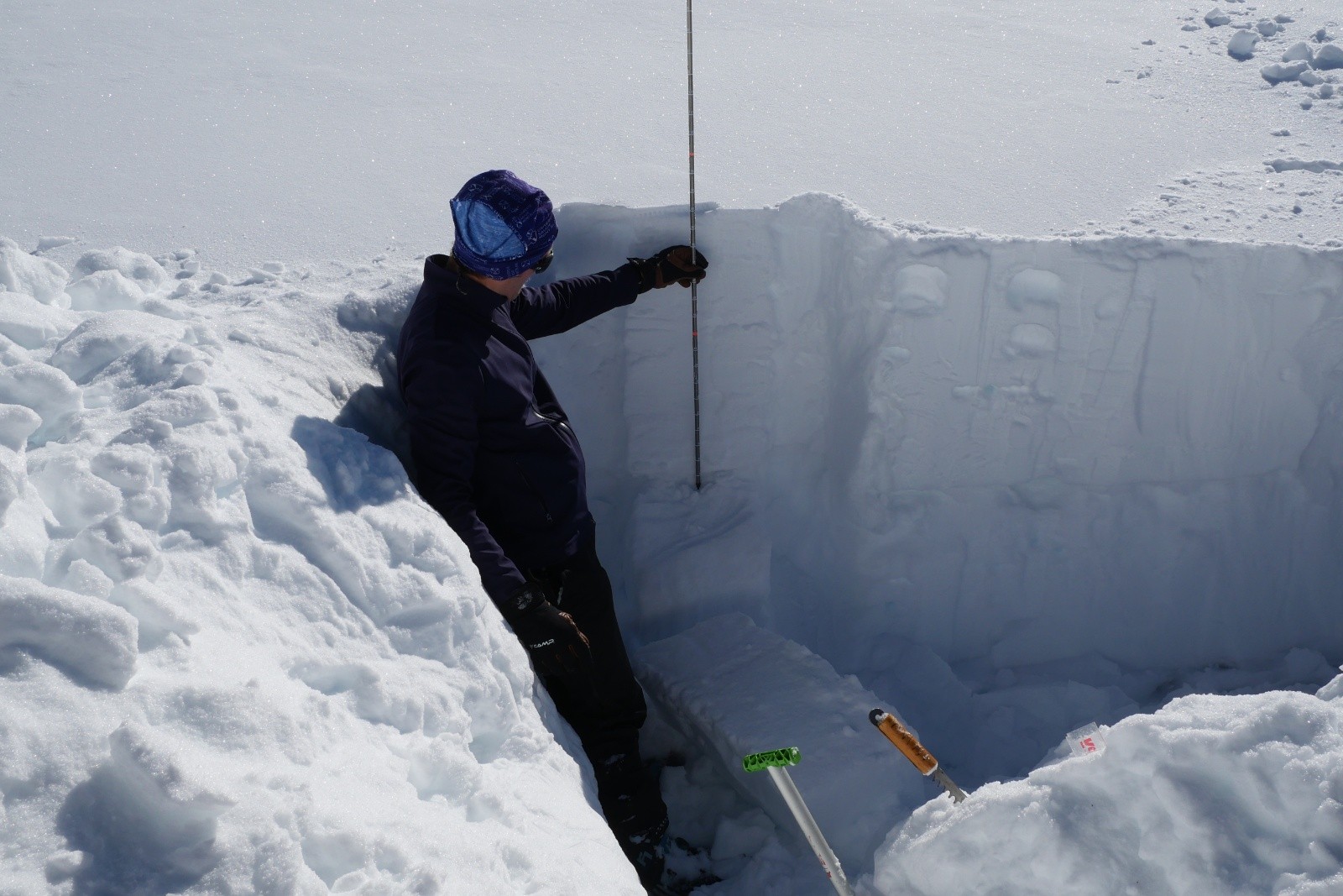 Colonne de 80cm brisée suite au test de compression, au dessus de la couche de 5cm de grains anguleux. Rupture après 2 tapotages