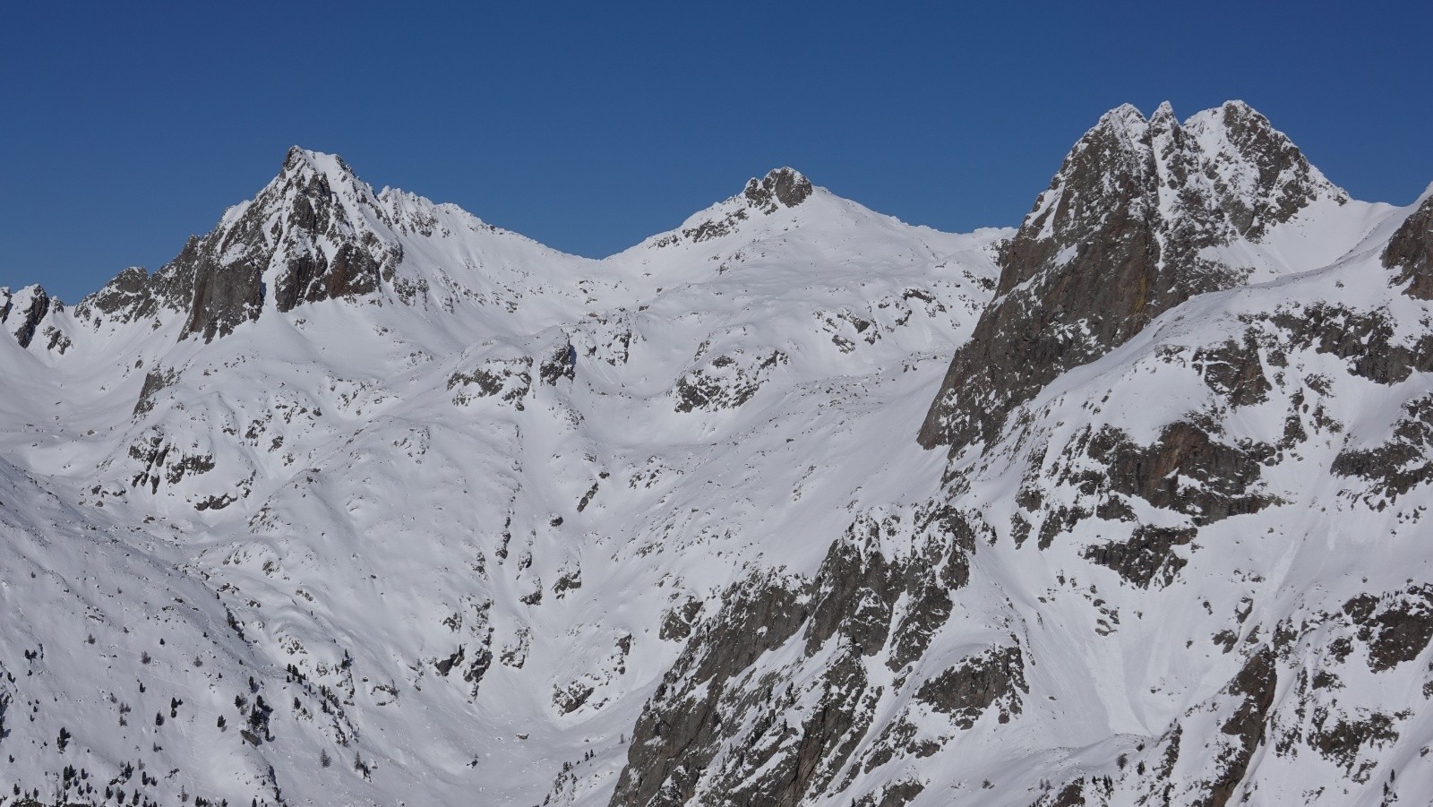Panorama au téléobjectif sur le Caïre de l'Agnel, la Cime de l'Agnel et les Caïres de Cougourde