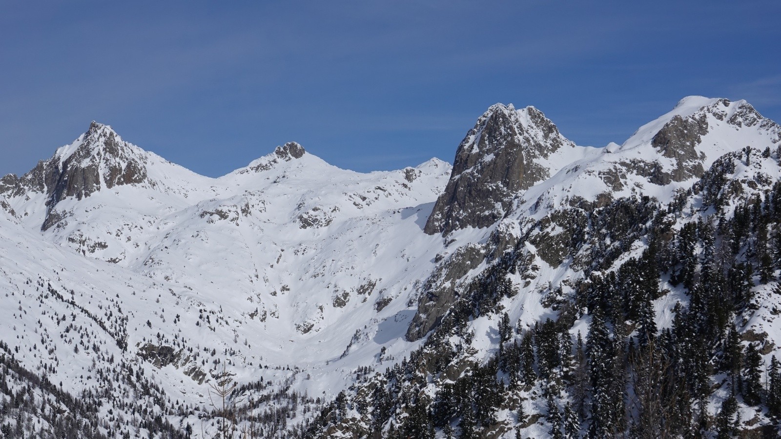 Panorama au téléobjectif depuis le Caïre de l'Agnel, la Cime de l'Agnel, les Caïres de Cougourde et la Cime des Gaisses
