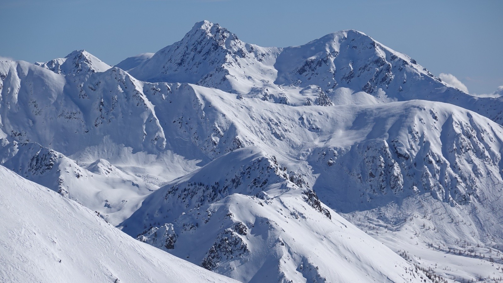 Panorama au téléobjectif sur la Cime de Paranova et une belle plaque et au fond la Cime du Diable et le Mont Capelet supérieur