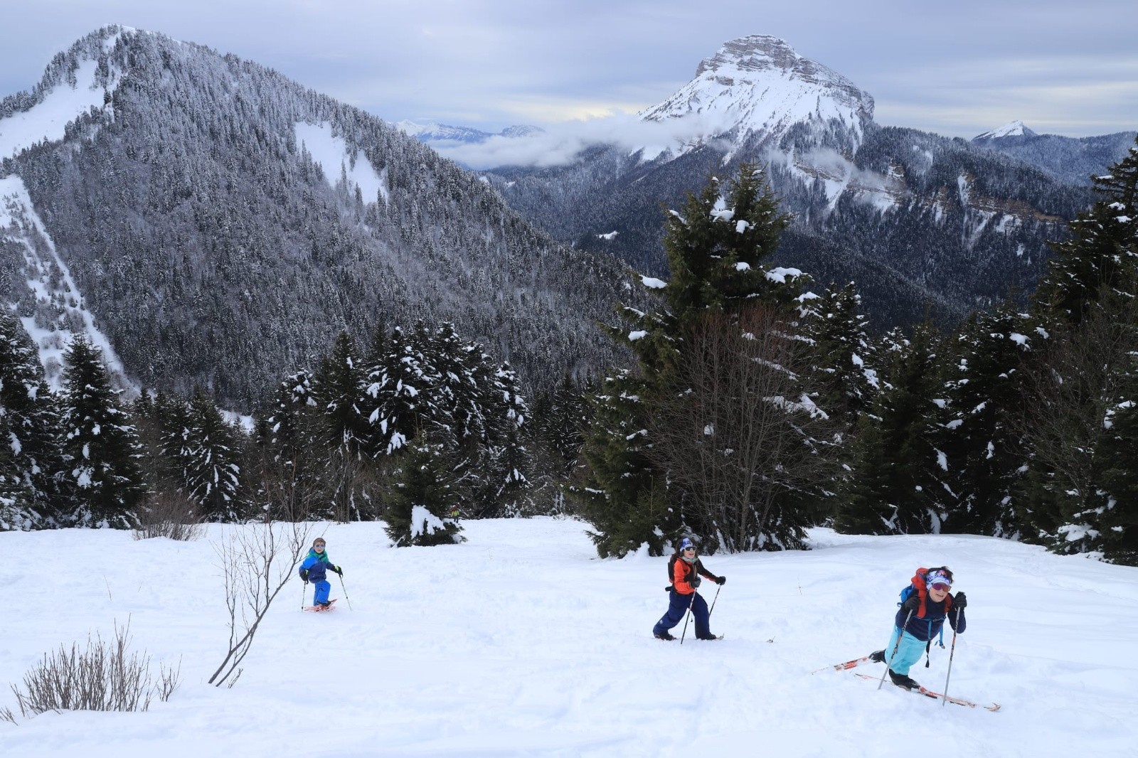 &nbsp;Les deux zigotos suivis de Léo en raquettes