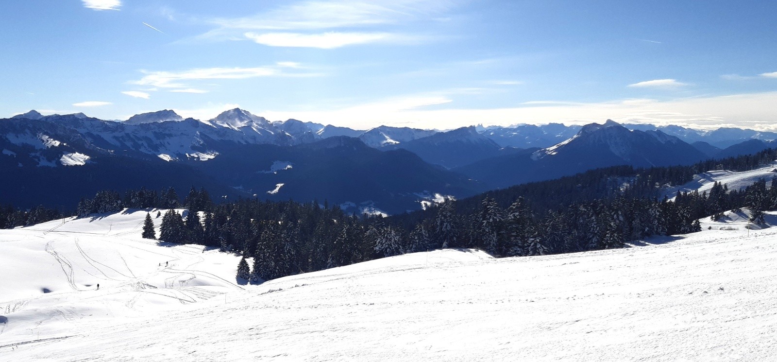 On aperçoit les Aiguilles d'Arves au loin