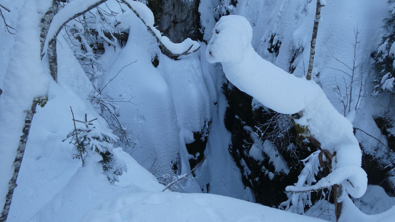 un scialet ; il y a même un monstre à l'entrée