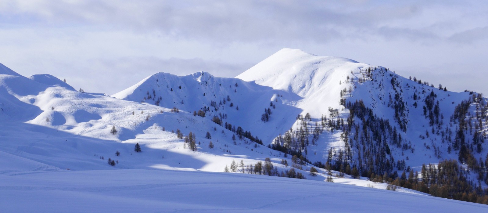 Aiguillon à gauche et Plateau Bouchiers à droite.