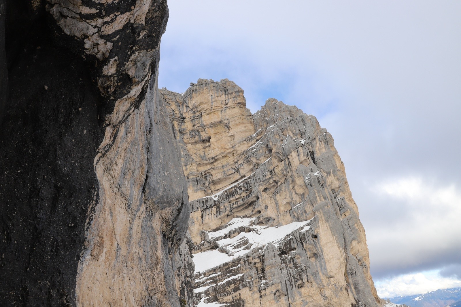 Vue sur la face sud des Rochers du Midi
