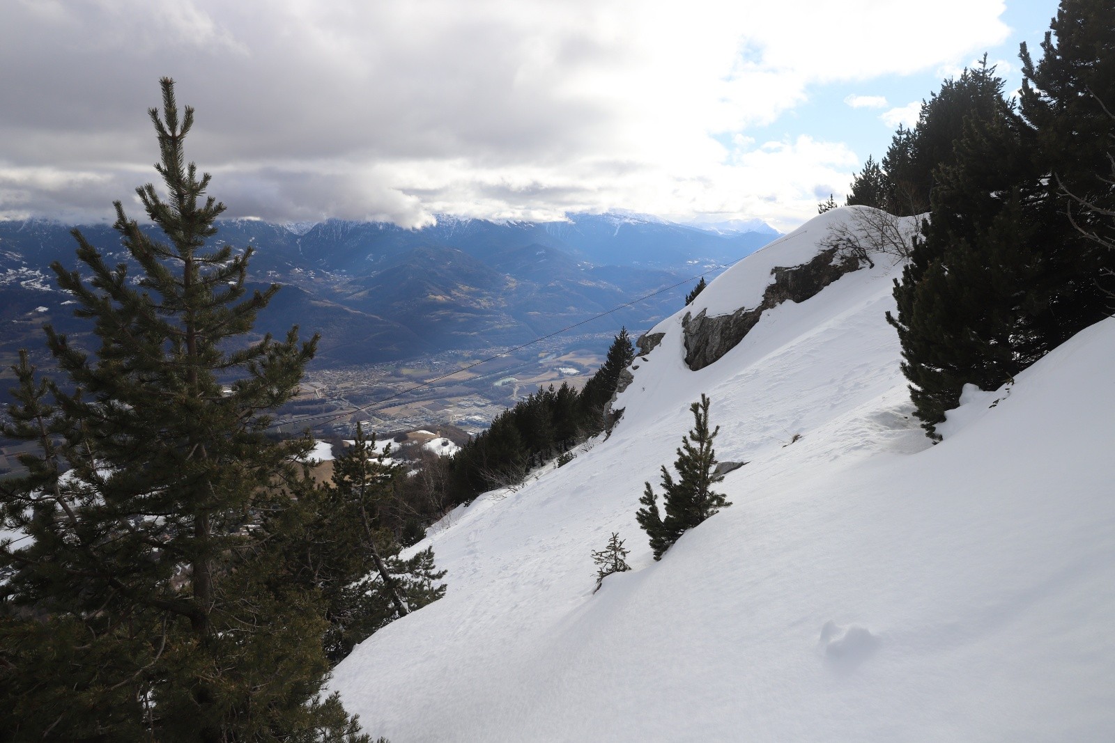 Je me suis demandé à quoi sert ce fil ? Un détecteur d'avalanche ?&nbsp;