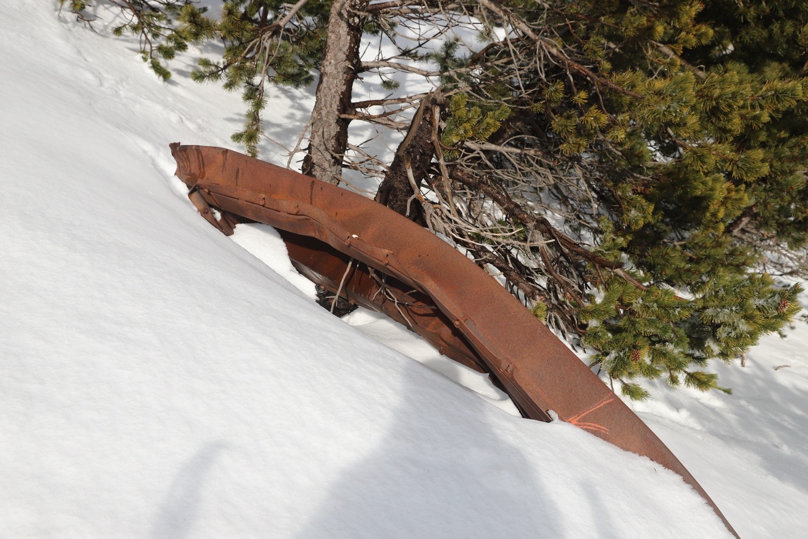 &nbsp;Vestige de paravalanche, bien abîmé...