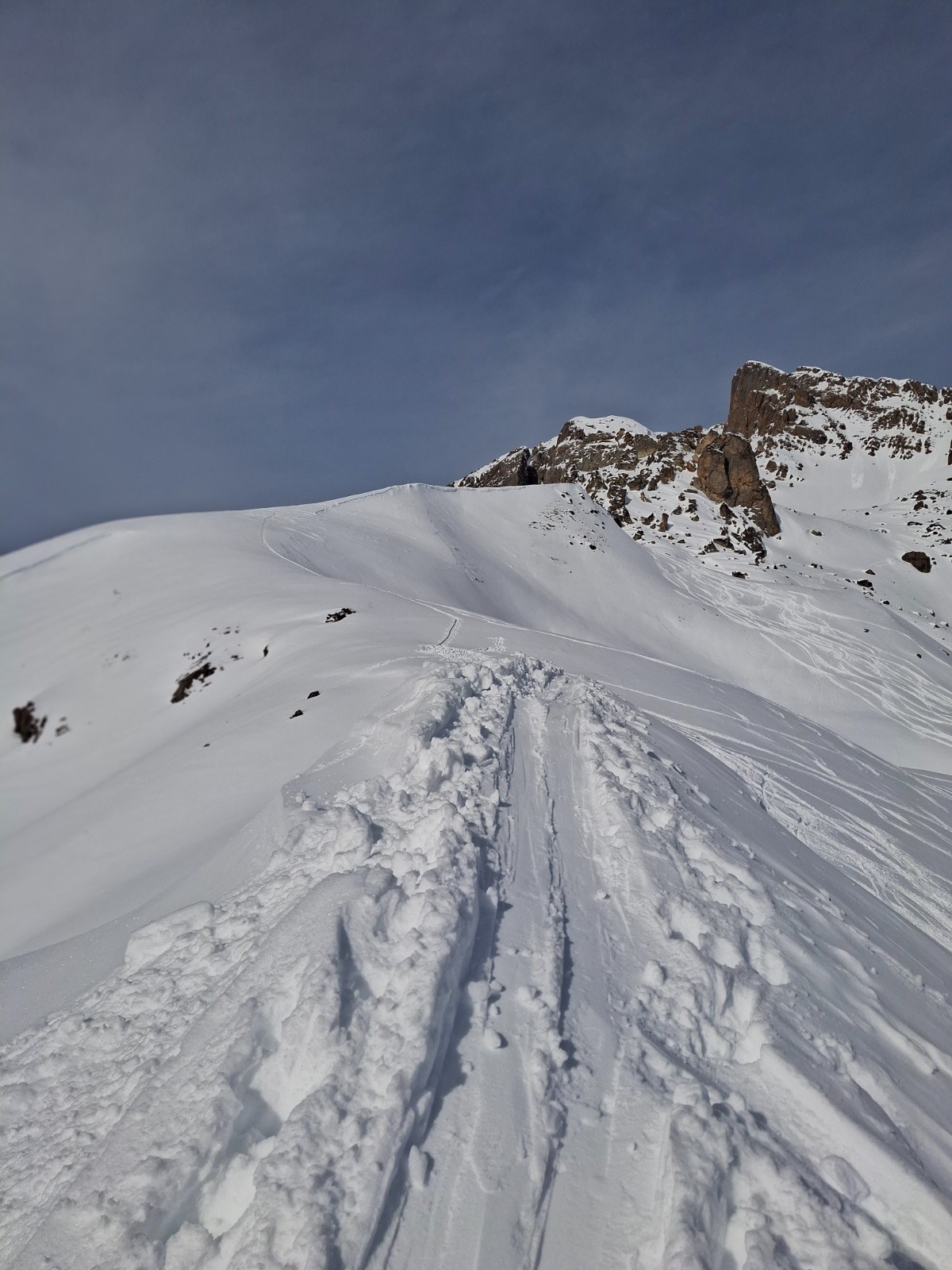 &nbsp;Au col, on devine le chemin sur la crête qui mène au dôme blanc