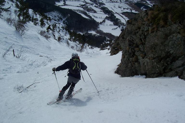 Couloir de la foret : il atterrit dans les champs enneiges qui eux atterrissent a la voiture! pas le top ça?