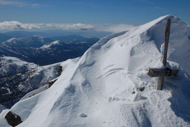 Le sommet : Le sommet. Au fond, la mer.