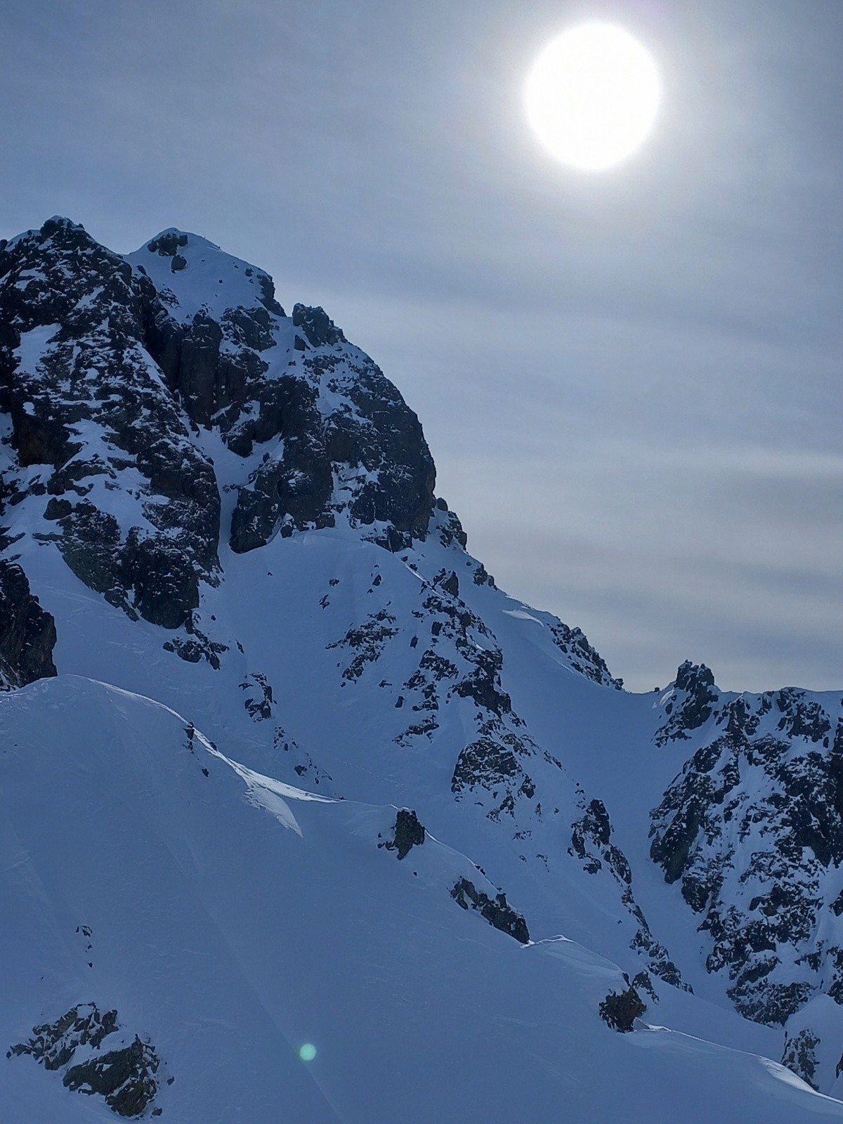 En face sur la droite le départ du couloir NW que nous avons rejoint un peu plus bas. En zommant sous la cicle on voit notre trace de montée/descente dans le couloir W