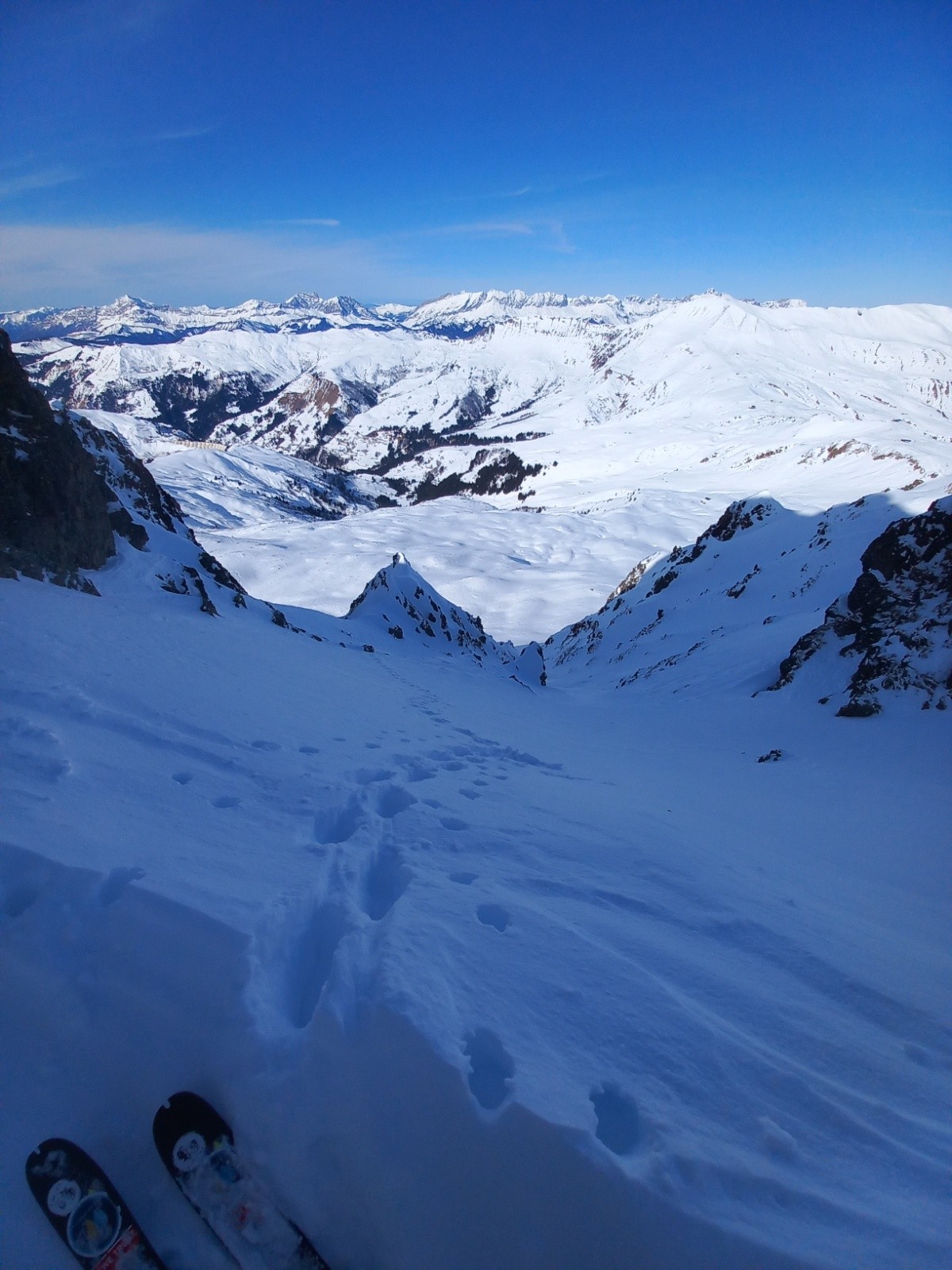 En haut du couloir W, sommes descendus une cinquantaine de mètres puis avons tirés dans le couloir à gauche en passant l arete devant la pointe en milieu de photo