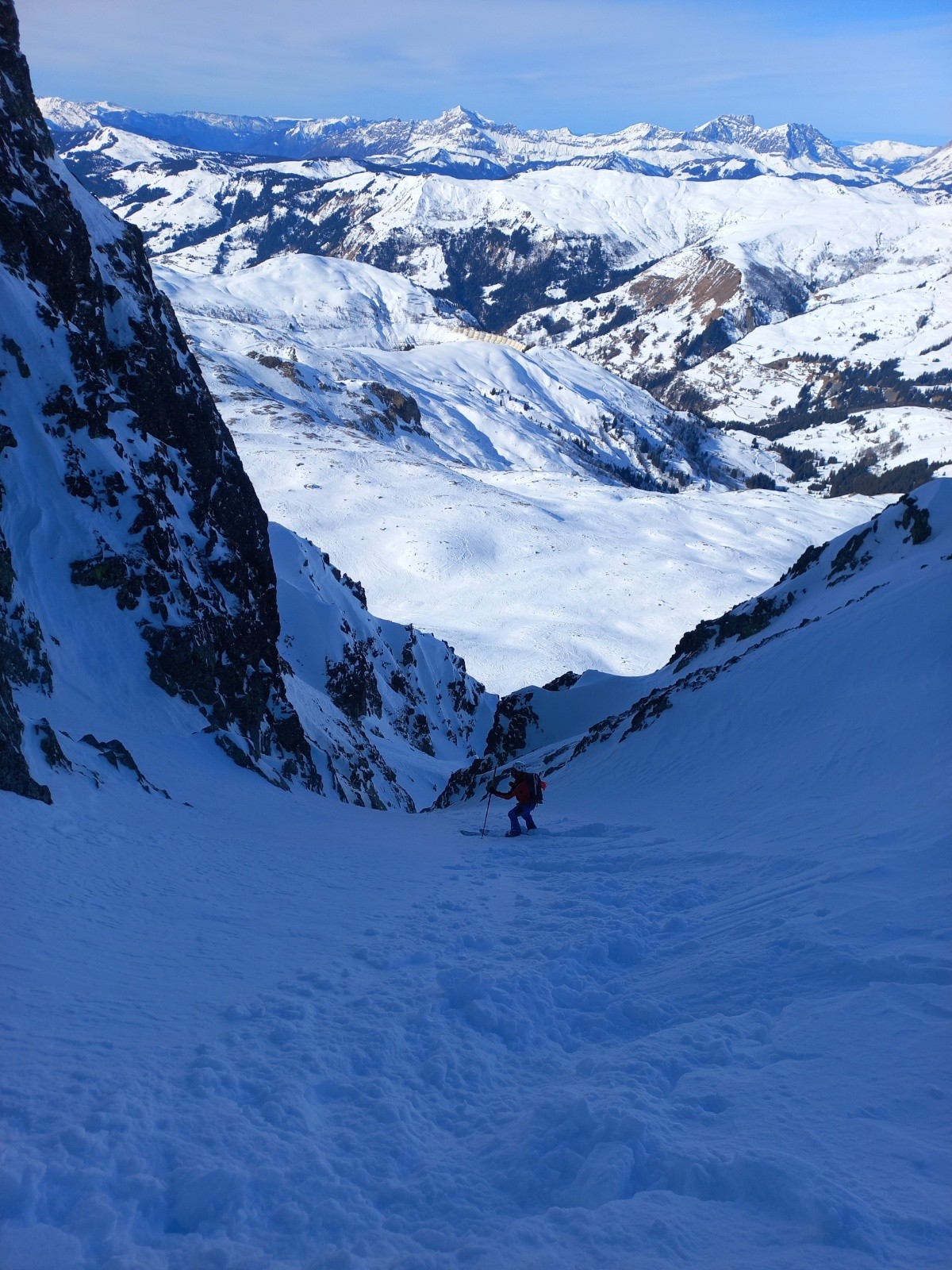 &nbsp;Descente du 1er couloir, à gauche du W, plutôt orienté NW. A noter que ce couloir commence plus haut, pas loin sous la cicle (mais ne colle pas avec le topo du couloir NW de la cicle)
