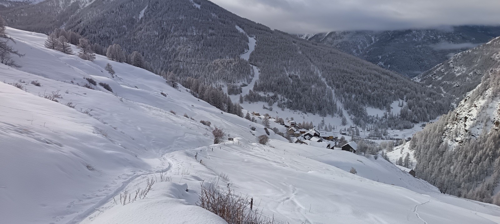 &nbsp;Montée au dessus du Roux, y'a pas grand chose.&nbsp;