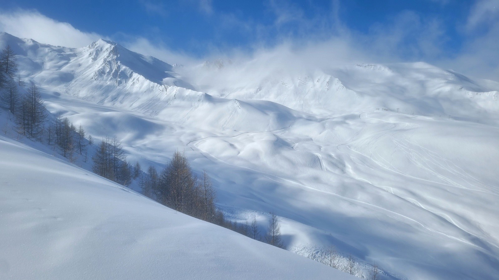 &nbsp;Vue côté station depuis le pied de l'arête du Petit Clausis, vers 2300m. Le raide a bien été purgé!