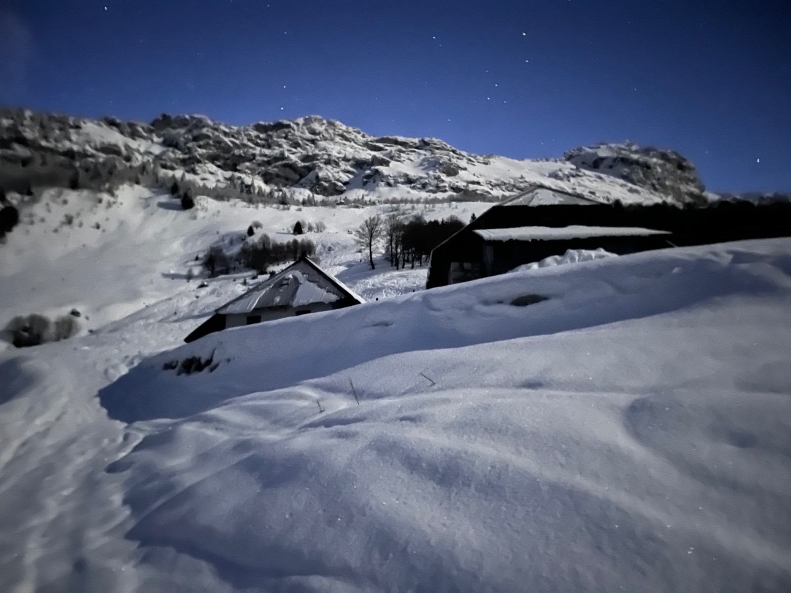 &nbsp;L’Ecurie devant, devant la Dent des Portes