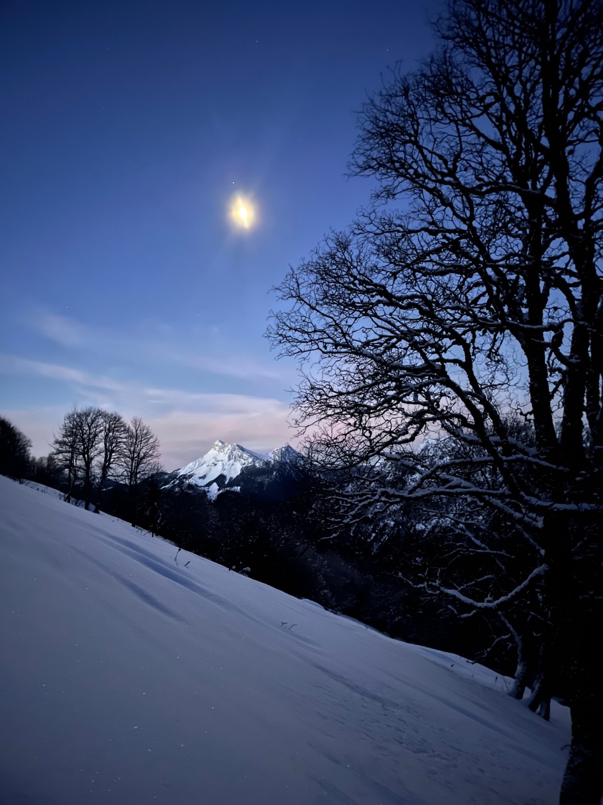 &nbsp;Mont Colombier éclairé par la lune