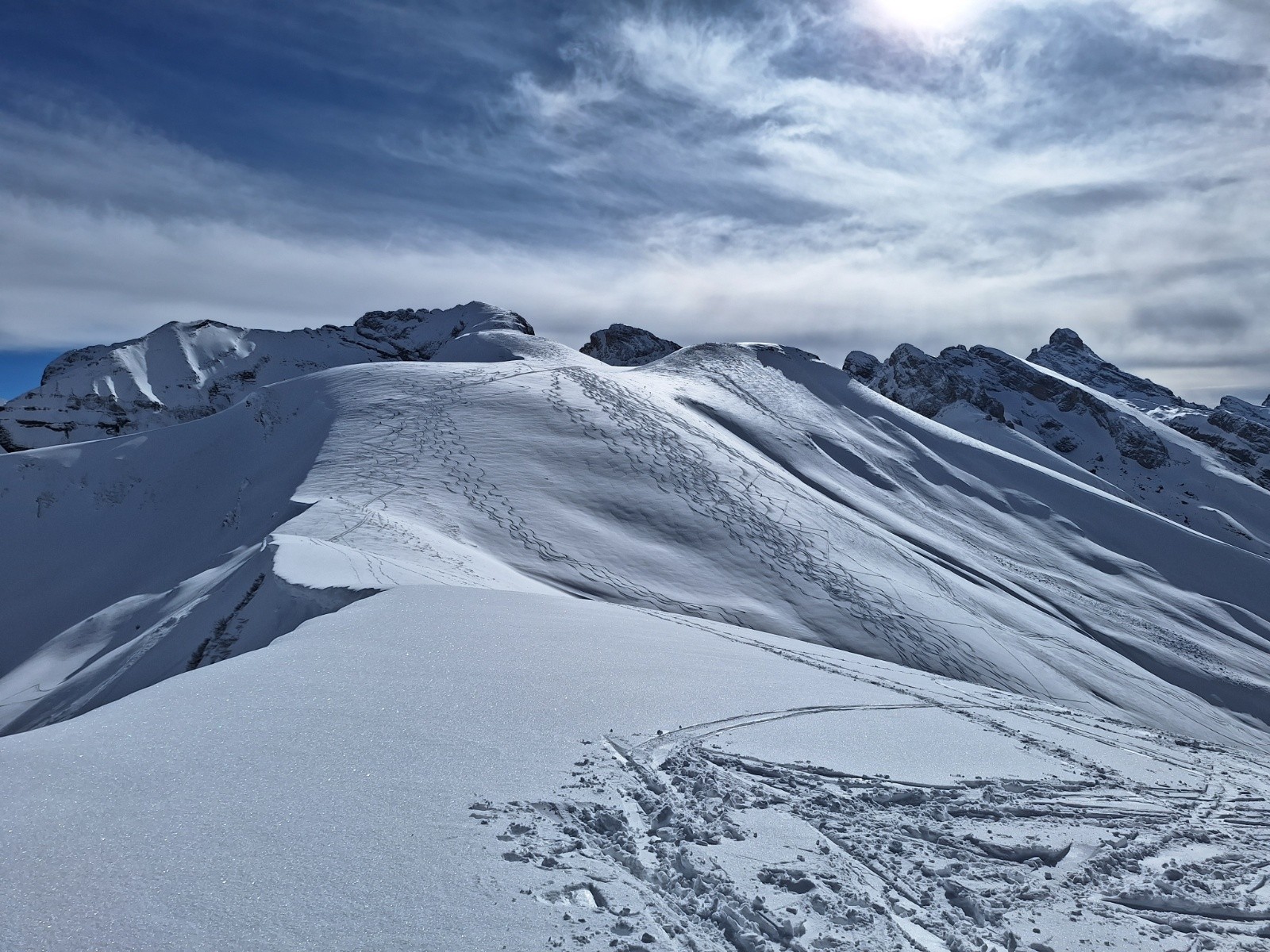 Traces de montée et de descente (il doit y avoir les nôtres dans le tas 😄) sur la Tête du Château