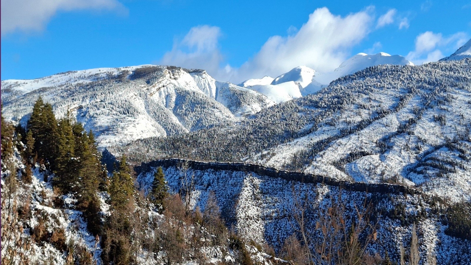 Le Courradour à G. et le Gr Coyer au centre 