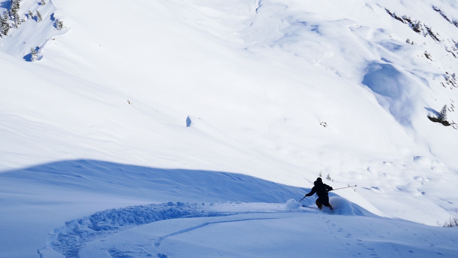 La poudre vole dans les naseaux du jeune!
